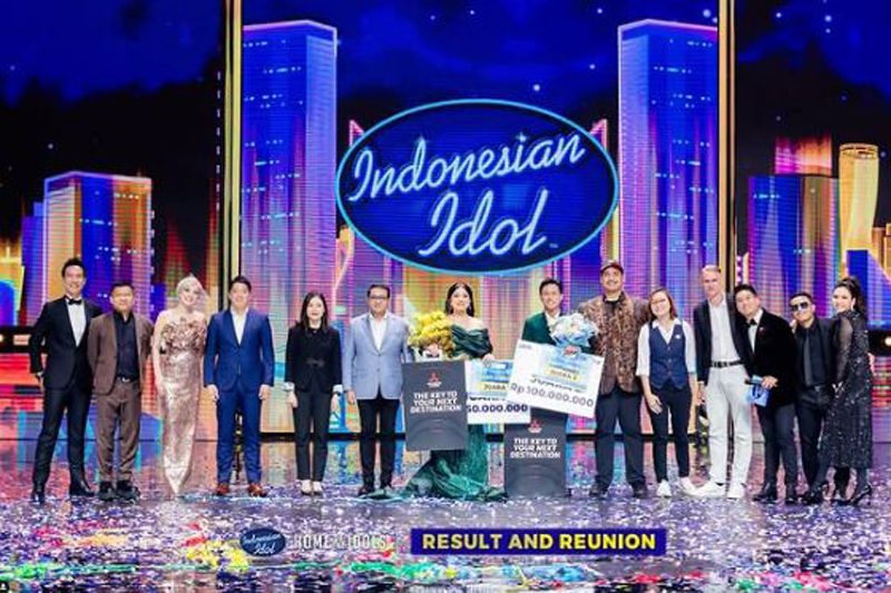 Mobil Mitsubishi hadiah untuk Indonesia Idol secara simbolis diserahkan kepada 2 grand finalis.